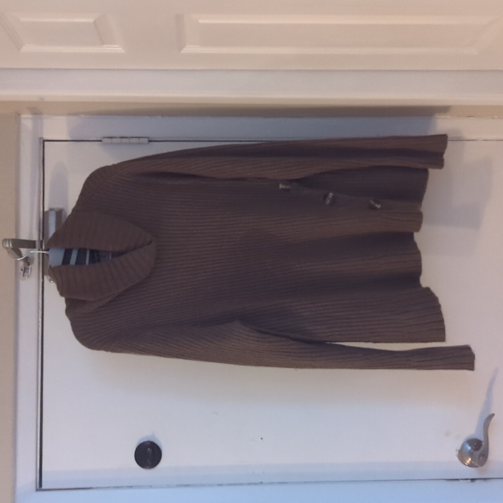 Knit sweater with buttons